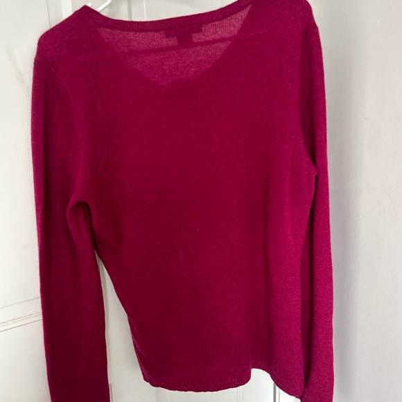 Ann Taylor beautiful light weight raspberry cashmere crewneck sweater. NWT - Picture 3 of 5